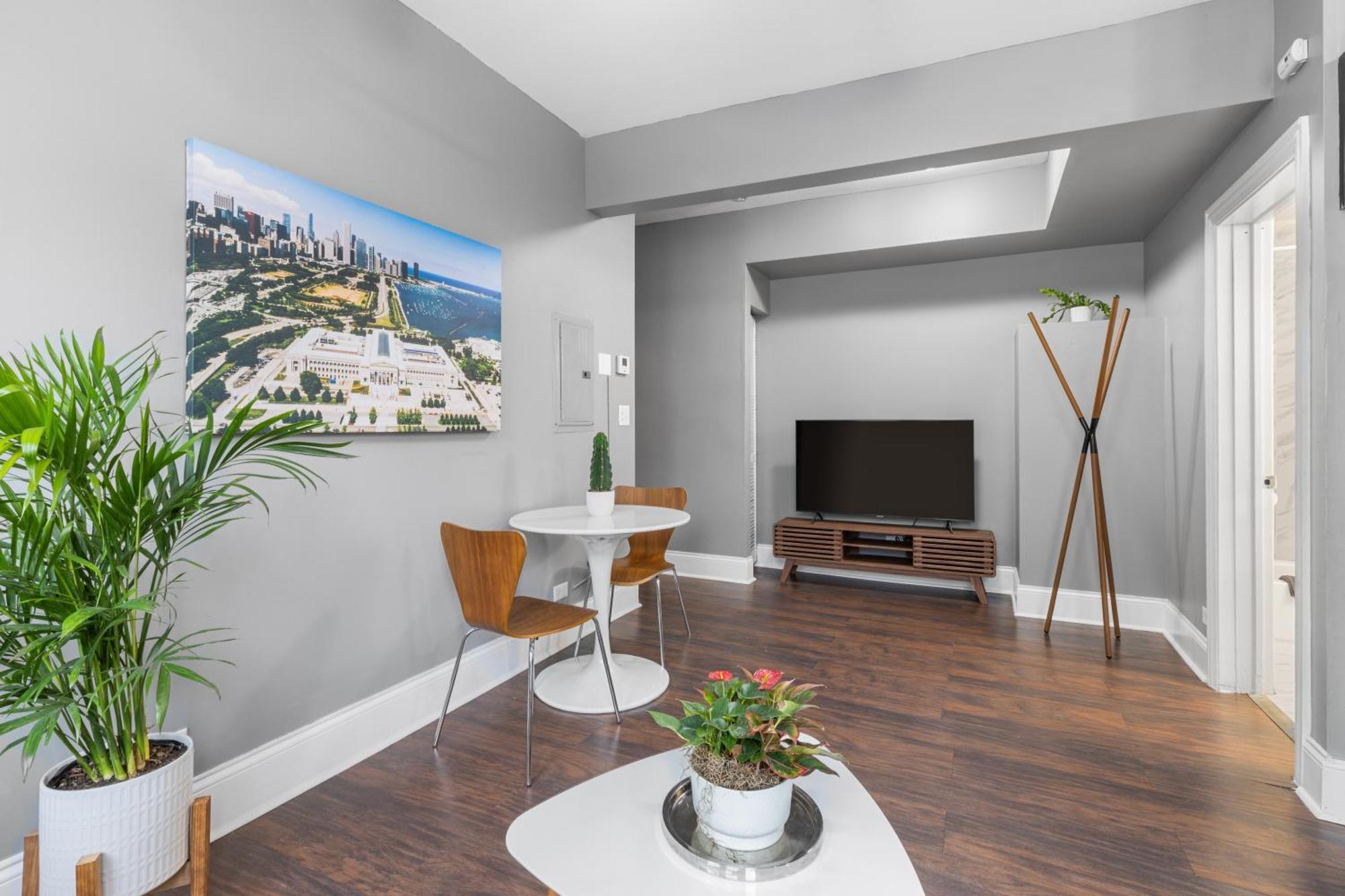 Aparthotel Private In Stylish Humboldt Park Retreat