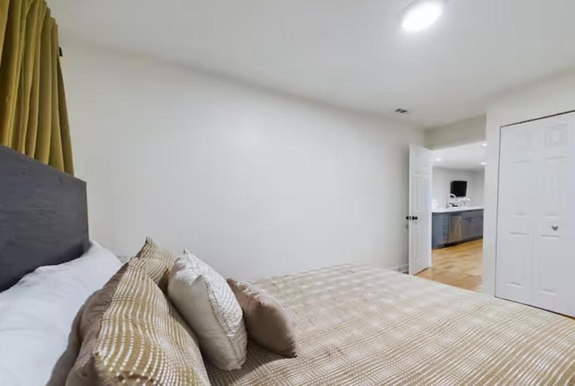 Chic Modern Comfort In Apartment *