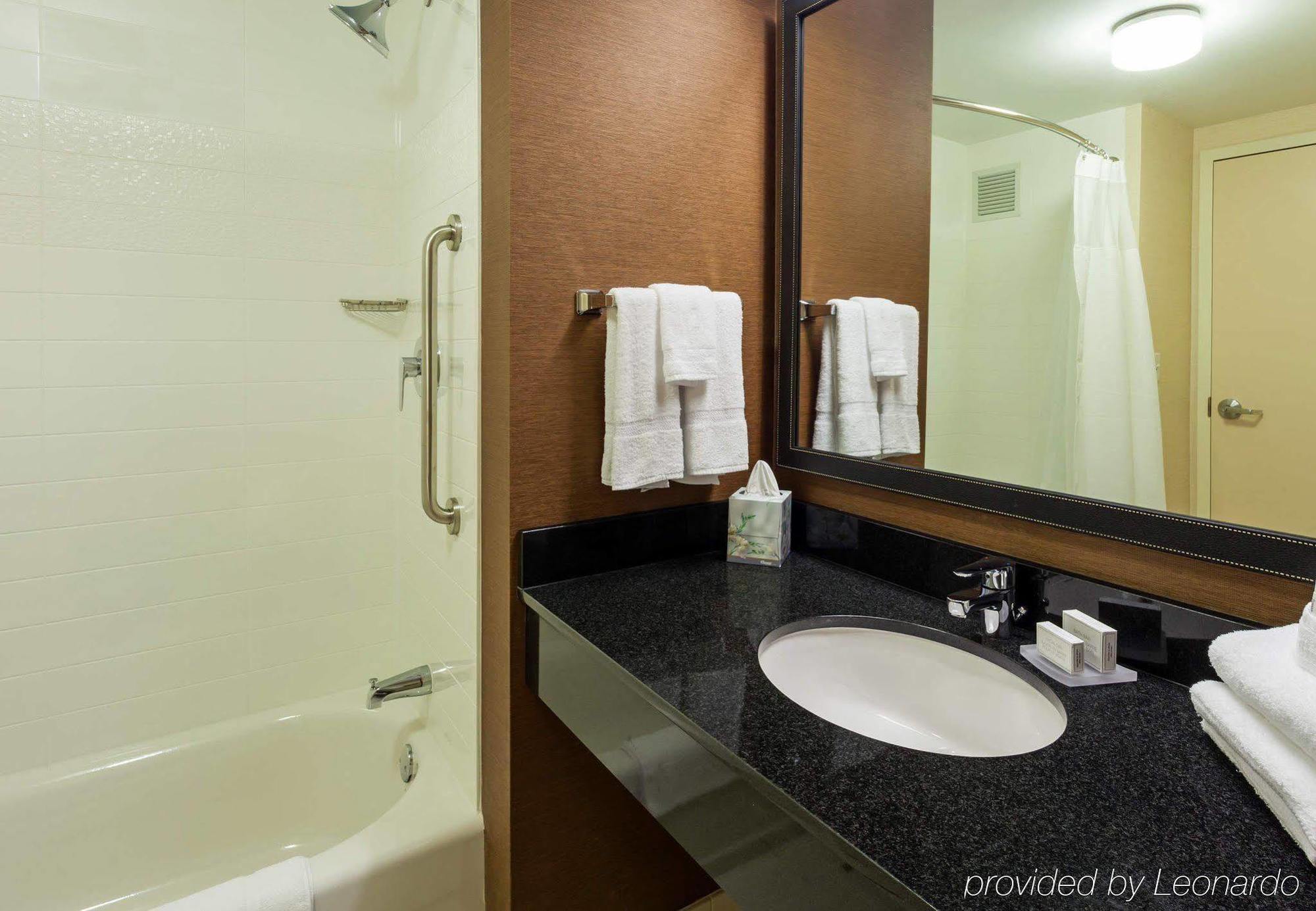 Hotel Fairfield And Downtown-river North 3*