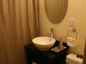Roscoe Village Hotel