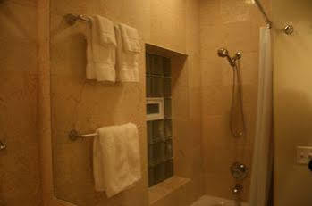 Roscoe Village 3*