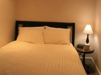 Roscoe Village 3*