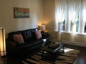Roscoe Village 3*