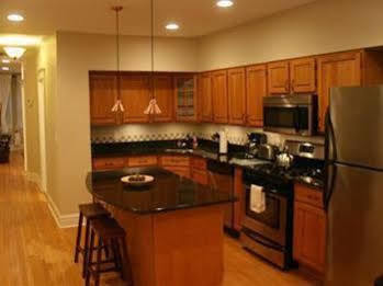 Roscoe Village 3*