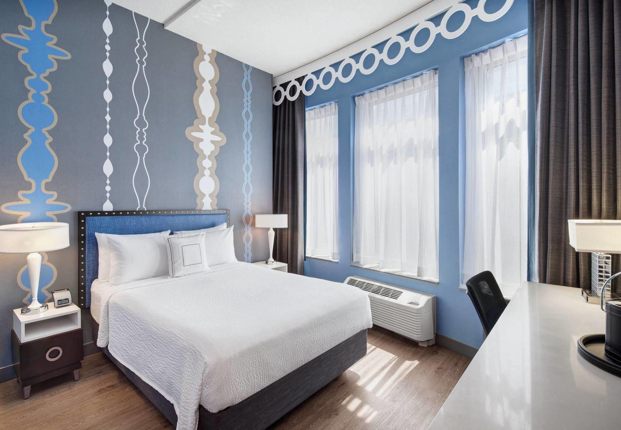 Hotel Fairfield And Downtown/ Magnificent Mile 3*