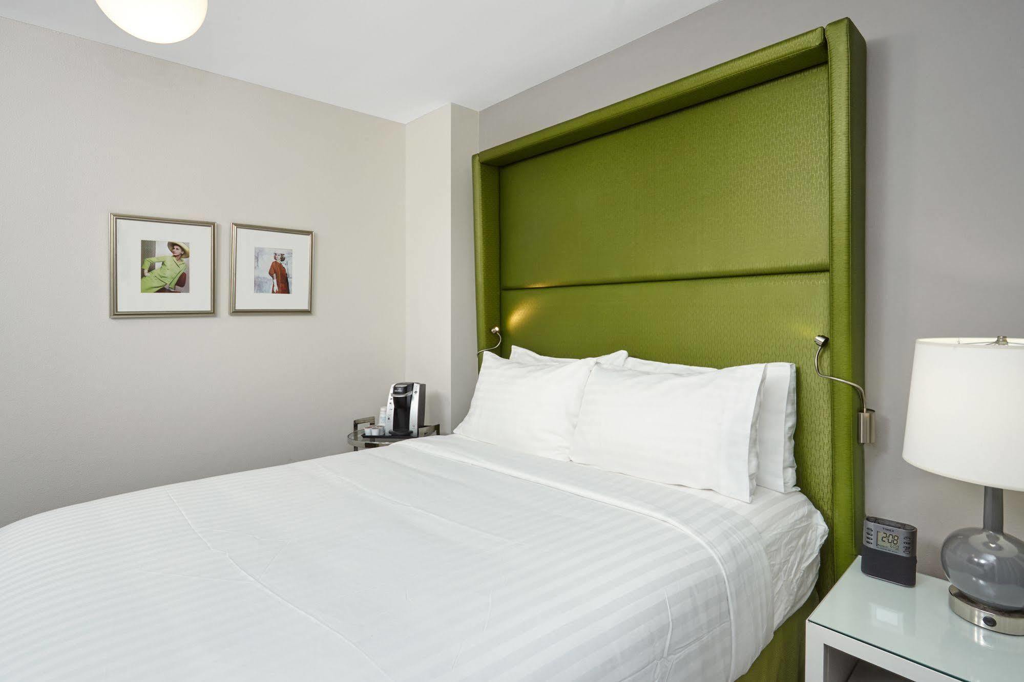 Holiday Express - Magnificent Mile By Ihg