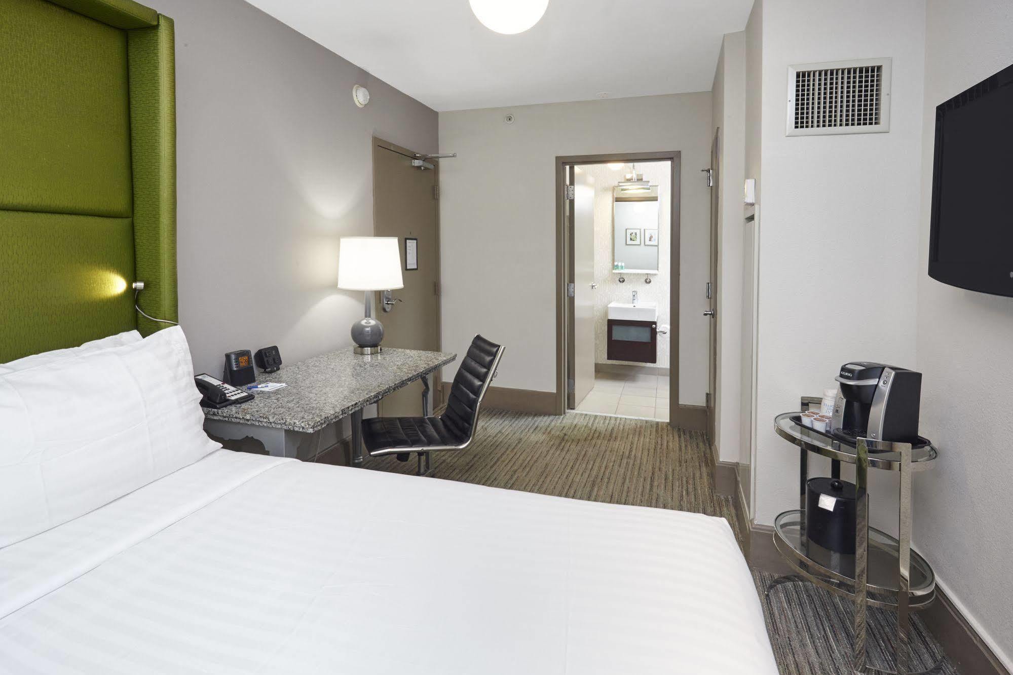 Holiday Express - Magnificent Mile By Ihg