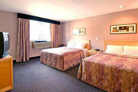 Versey Lincoln Park Hotel