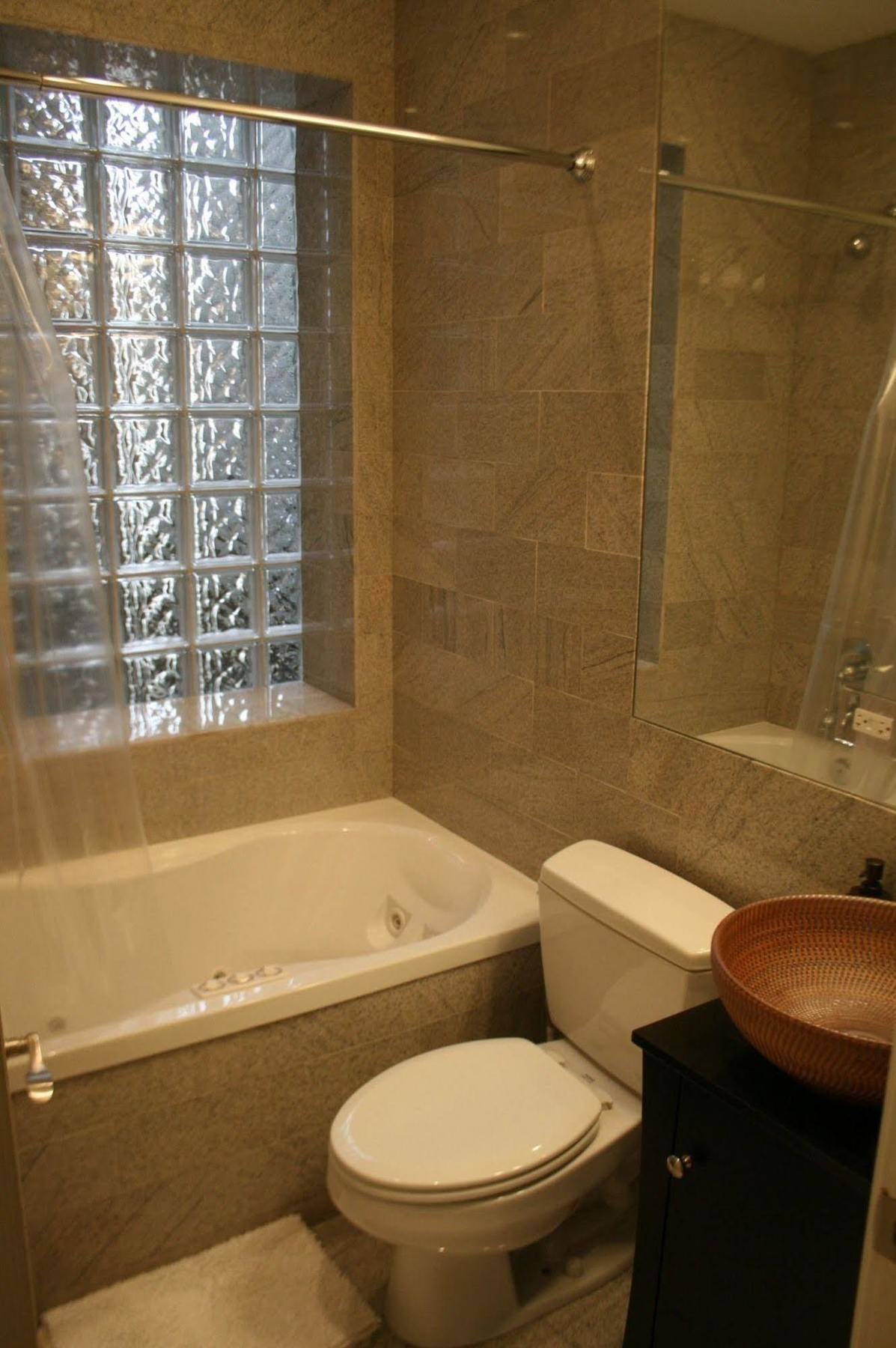 Roscoe Village 3*