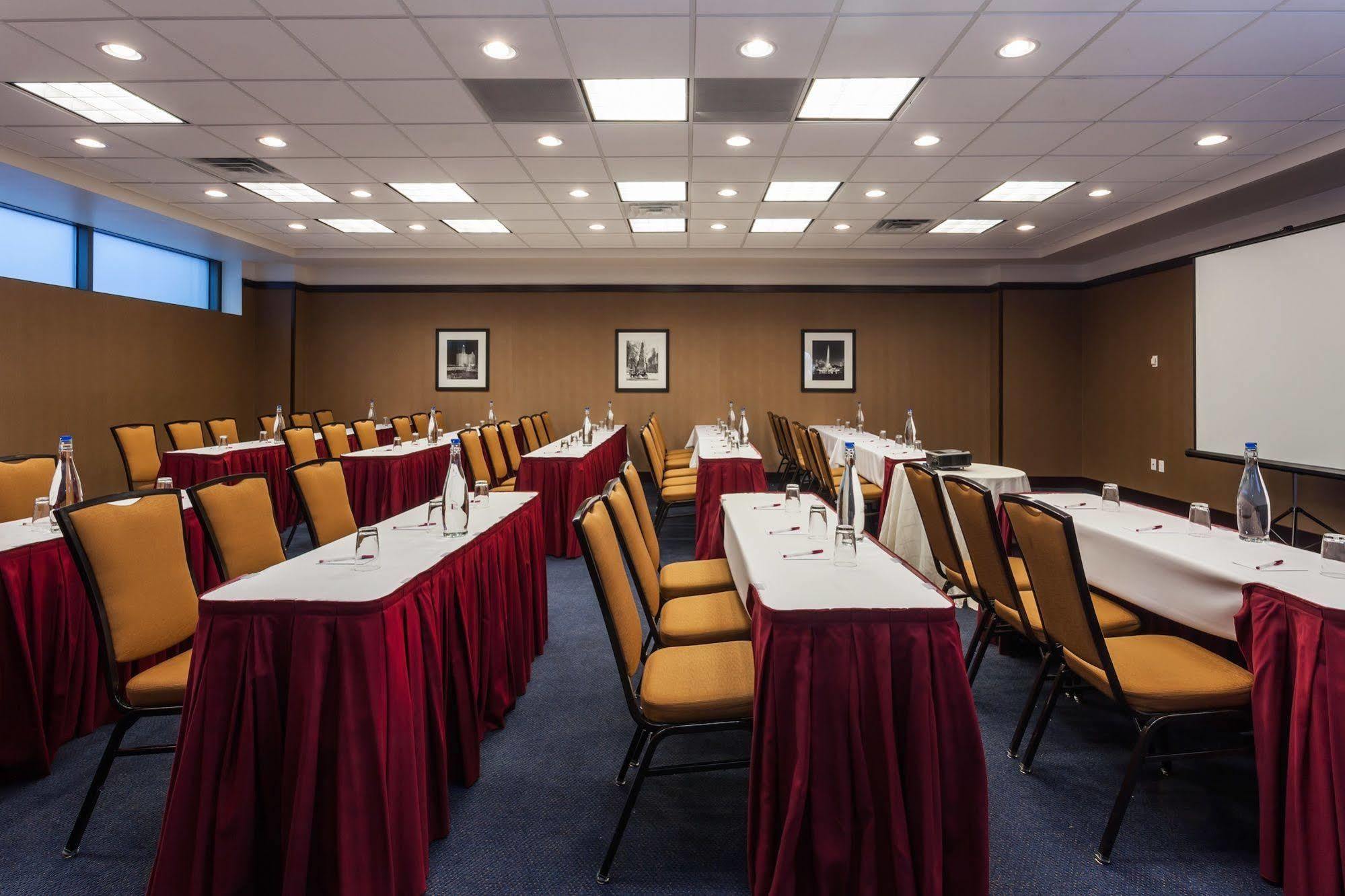 Springhill Downtown/river North Hotel 3*