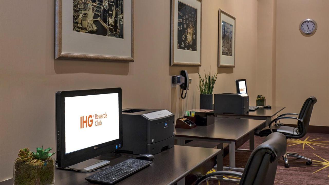 Hotel Holiday Mart Plaza River North, An Ihg 4*