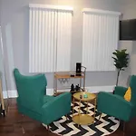 Upscale Apartment Westside Of Chicago