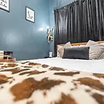 2 Bd 2 Ba Bucktown Safari Flat