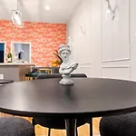 2 Bd 2 Ba Bucktown Safari Flat