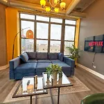 Mccormick Place Stylish Corner Unit With Optional Parking, Gym Access That Sleeps Up To 6