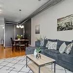 Foodie\'S Dream! Walk To Amazing Restaurants! Full Kitchen Plus A Balcony For Al Fresco Dining! Condo