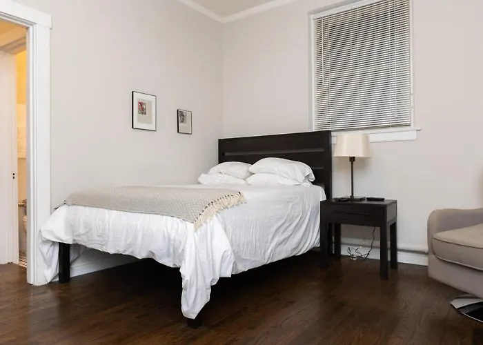 Frontdesk Open Studio Apt Near Promontory Point