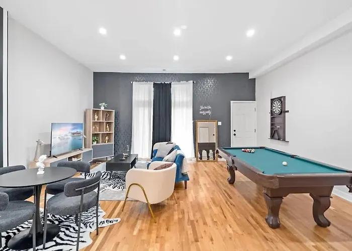 2 Bd 2 Ba Bucktown Safari Flat