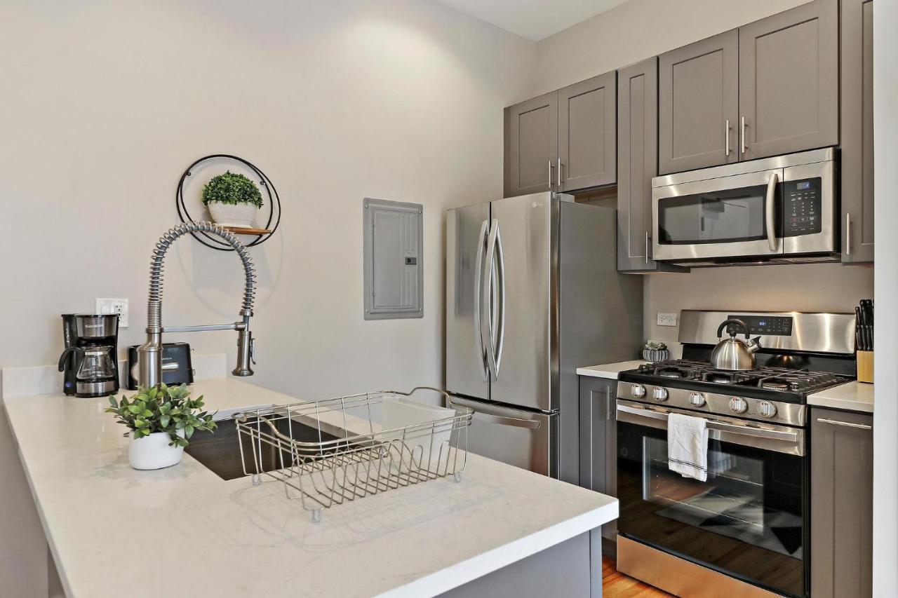 Stunning Studio In Lakeview - Broadway 301