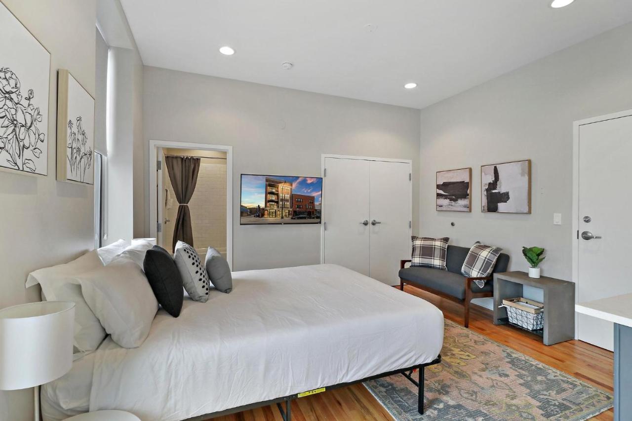 Stunning Studio In Lakeview - Broadway 301