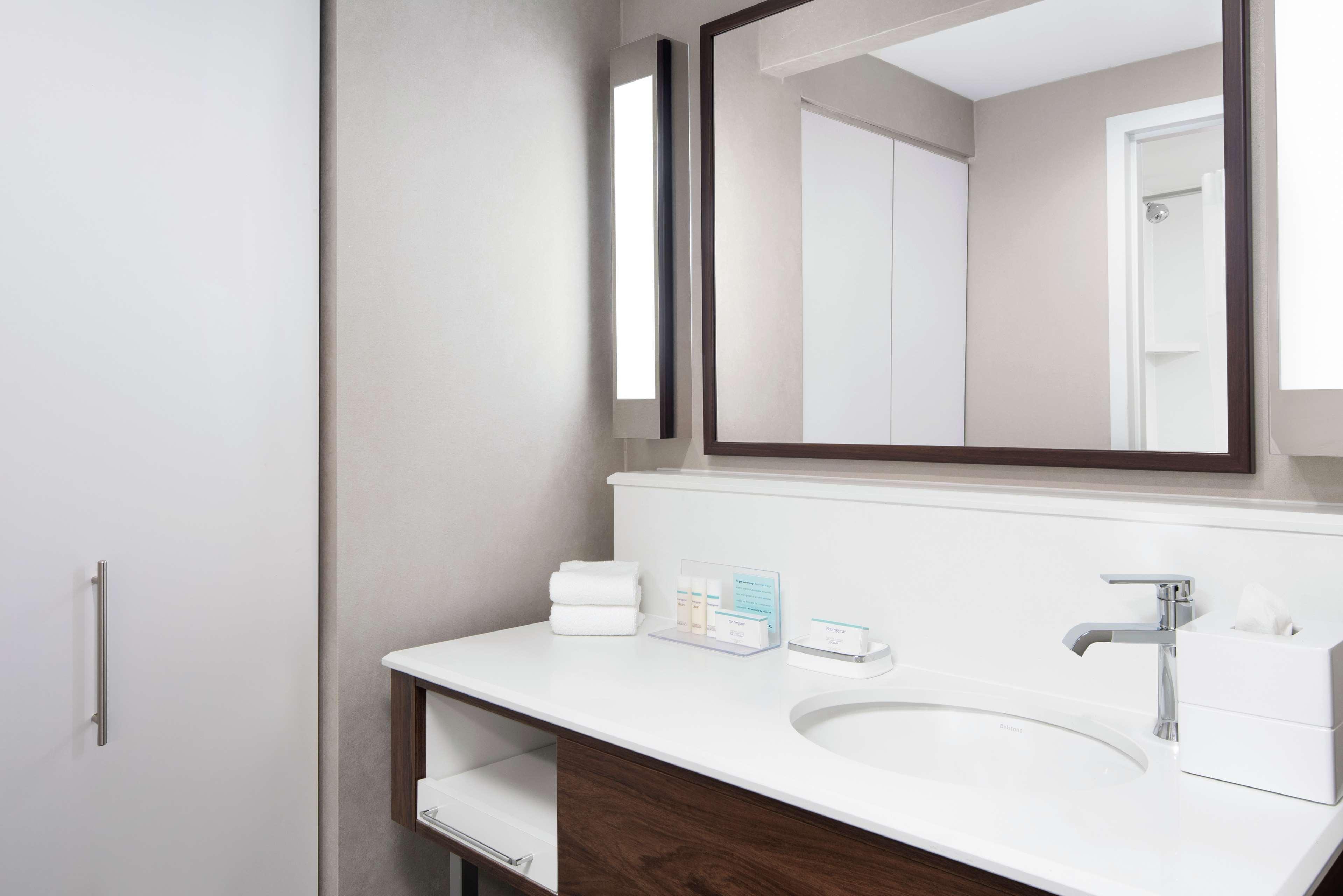 Hampton & Chicago-downtown 3*