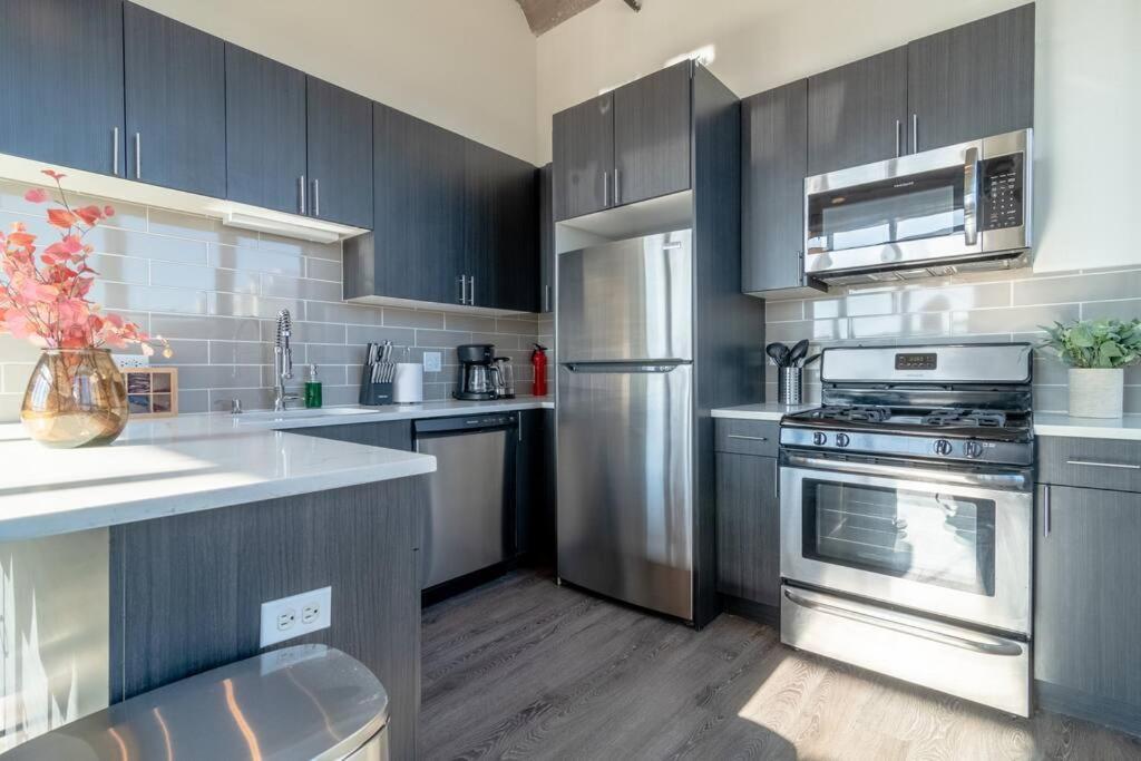 Mccormick Place Stylish Corner Unit With Optional Parking, Gym Access That Sleeps Up To 6