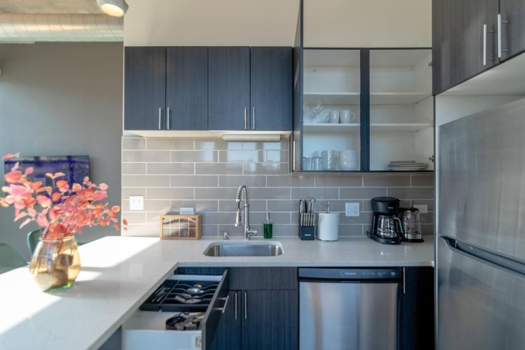 Apartment Mccormick Place Stylish Corner Unit With Optional Parking, Gym Access That Sleeps Up To 6
