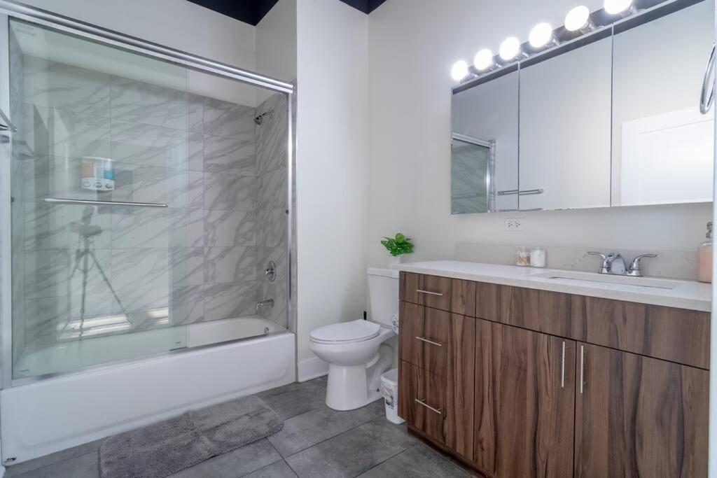Mccormick Place Stylish Corner Unit With Optional Parking, Gym Access That Sleeps Up To 6 *