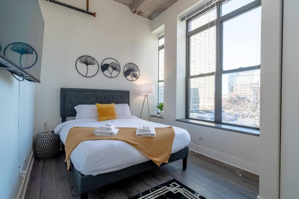 Mccormick Place Stylish Corner Unit With Optional Parking, Gym Access That Sleeps Up To 6
