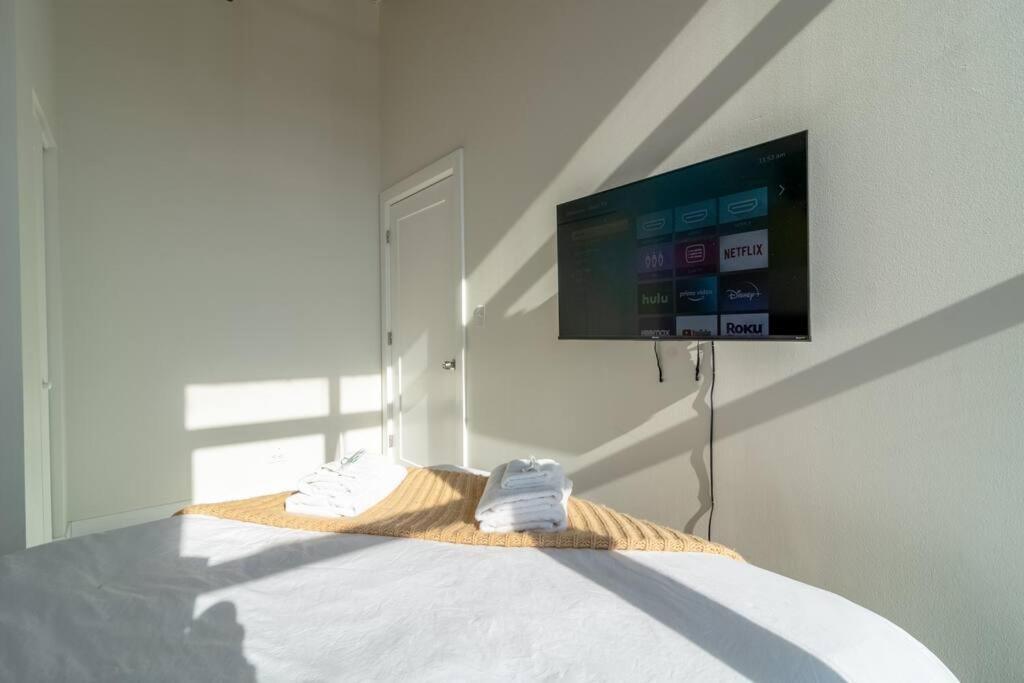 Apartment Mccormick Place Stylish Corner Unit With Optional Parking, Gym Access That Sleeps Up To 6 *