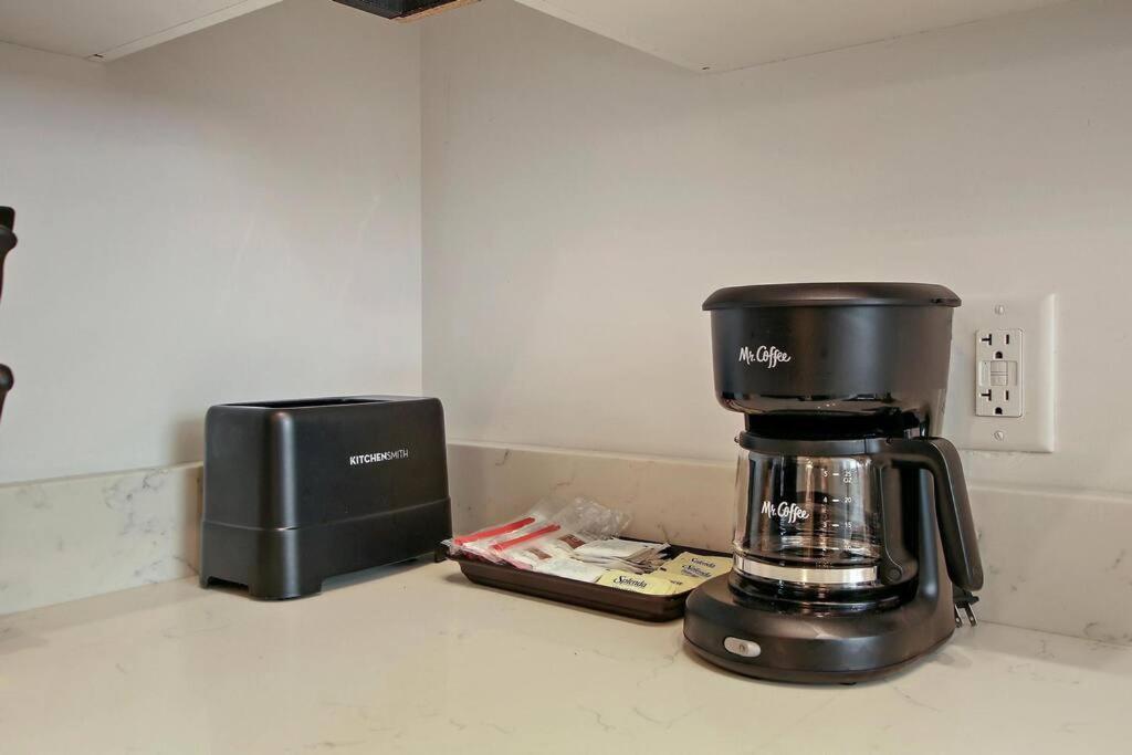 1br Adorable Apt With In-unit Laundry - 206 *