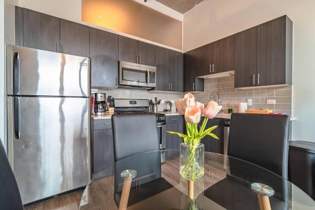Mccormick 2br-2ba Family Unit For Up To 8 Guests With Skyline View, Optional Parking & Gym Access Chicago
