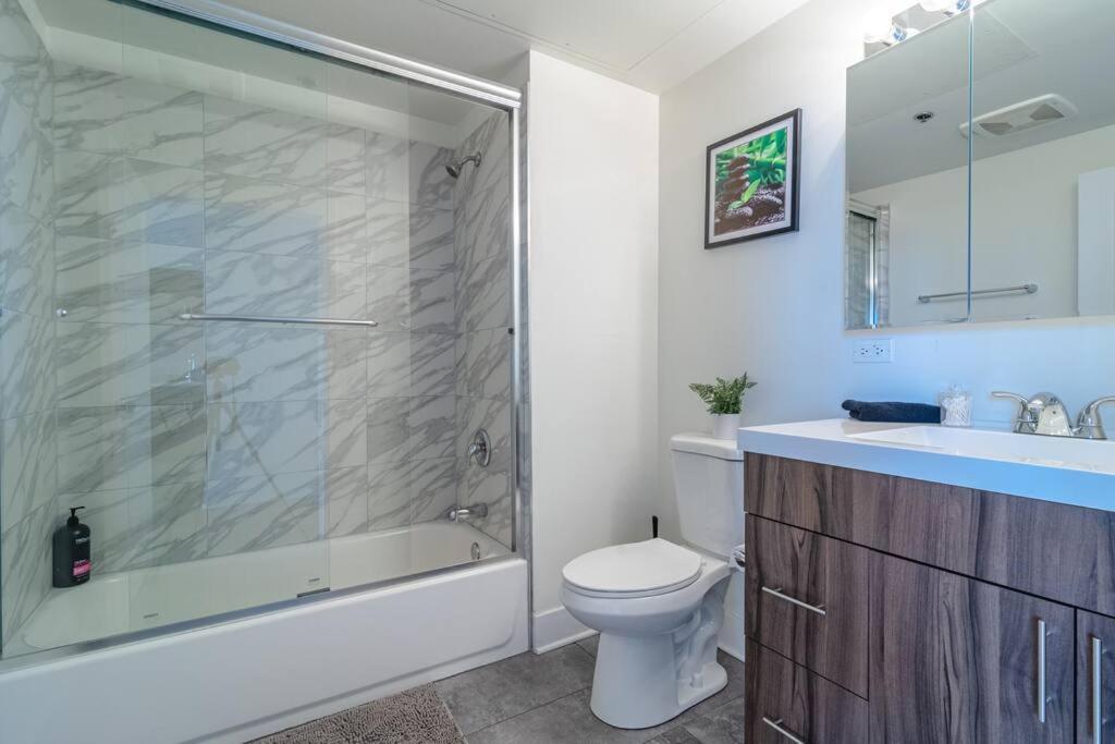 Mccormick 2br-2ba Family Unit For Up To 8 Guests With Skyline View, Optional Parking & Gym Access *