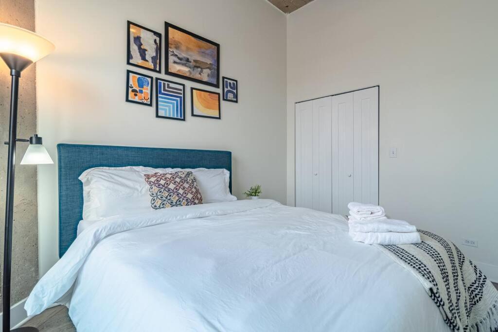 Mccormick 2br-2ba Family Unit For Up To 8 Guests With Skyline View, Optional Parking & Gym Access Apartment Chicago
