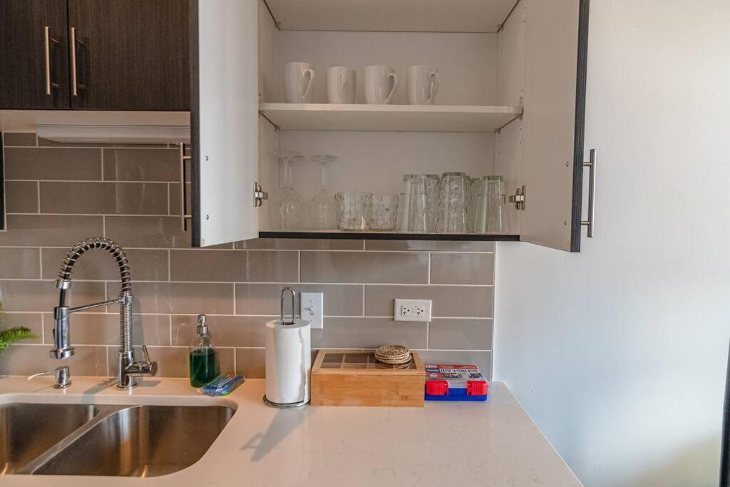 Mccormick 2br-2ba Family Unit For Up To 8 Guests With Skyline View, Optional Parking & Gym Access Apartment *