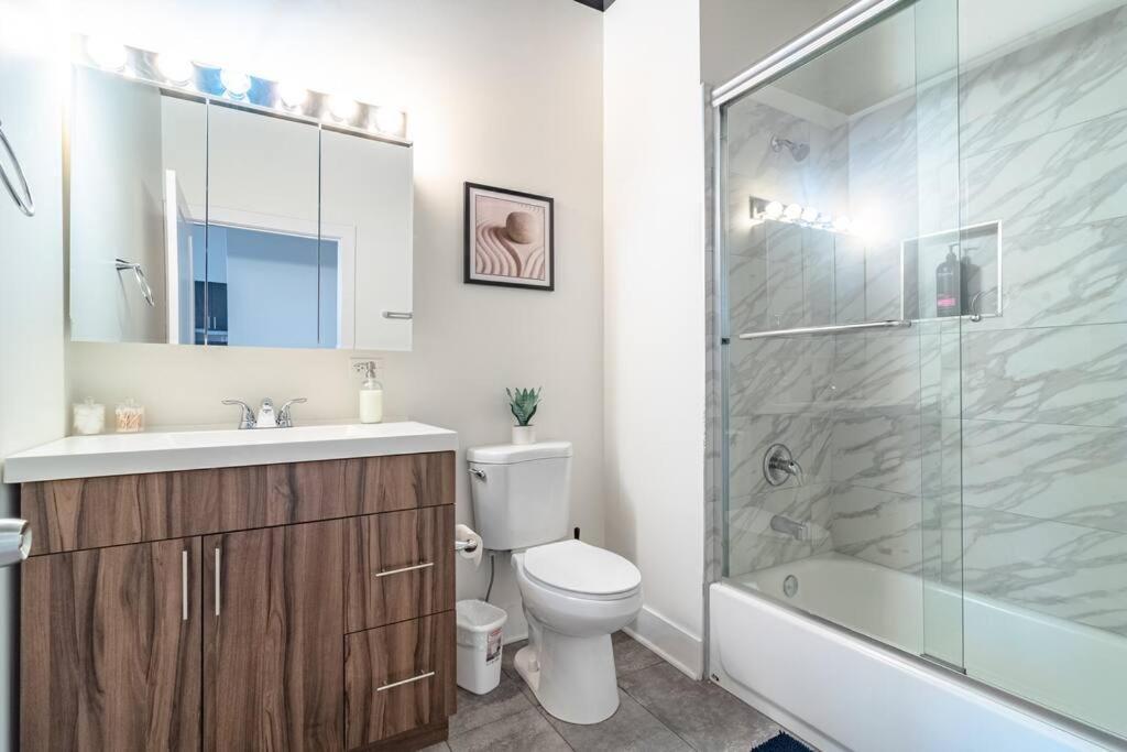 Mccormick 2br-2ba Family Unit For Up To 8 Guests With Optional Parking & Gym Access
