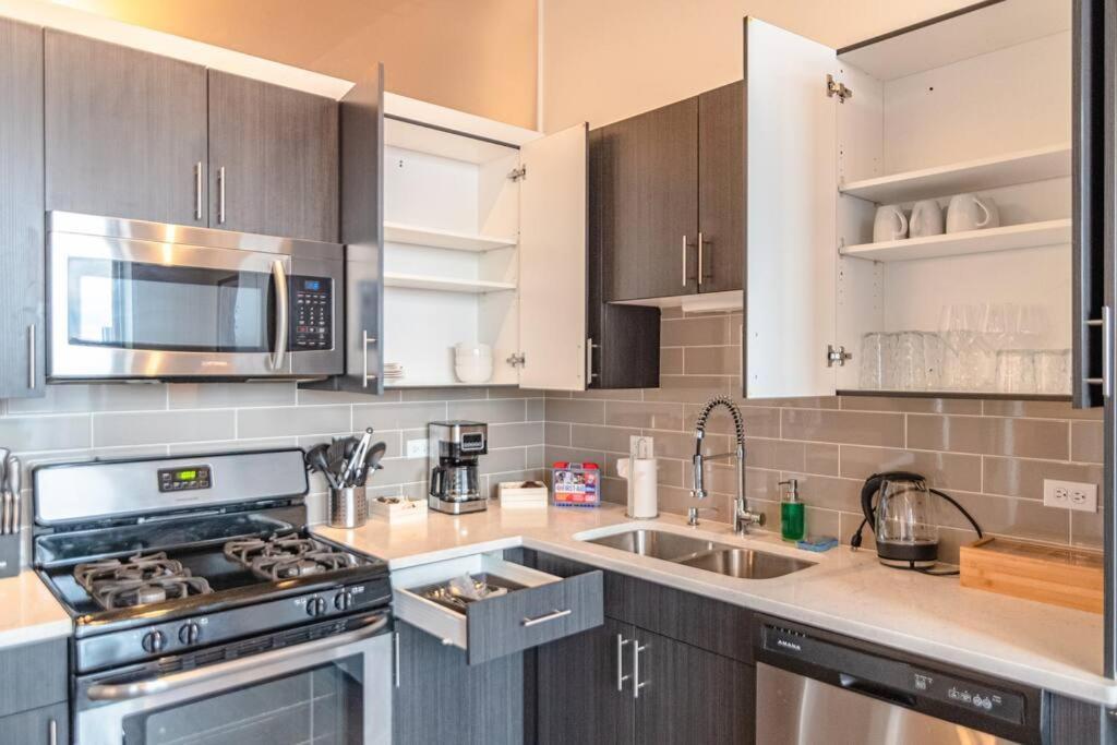 Mccormick 2br-2ba Family Unit For Up To 8 Guests With Optional Parking & Gym Access * Chicago