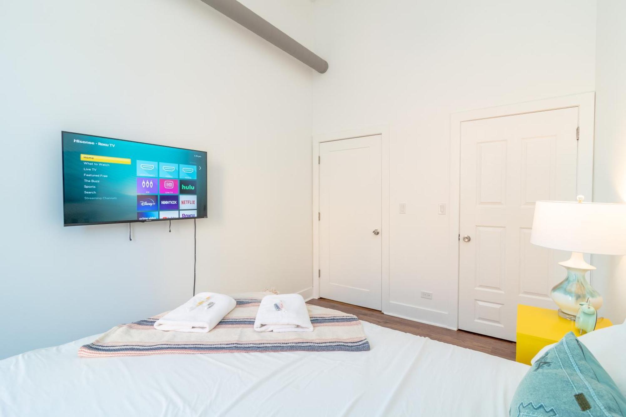 Mccormick Place 3br-2ba With Optional Parking - Sleeps 8 Apartment