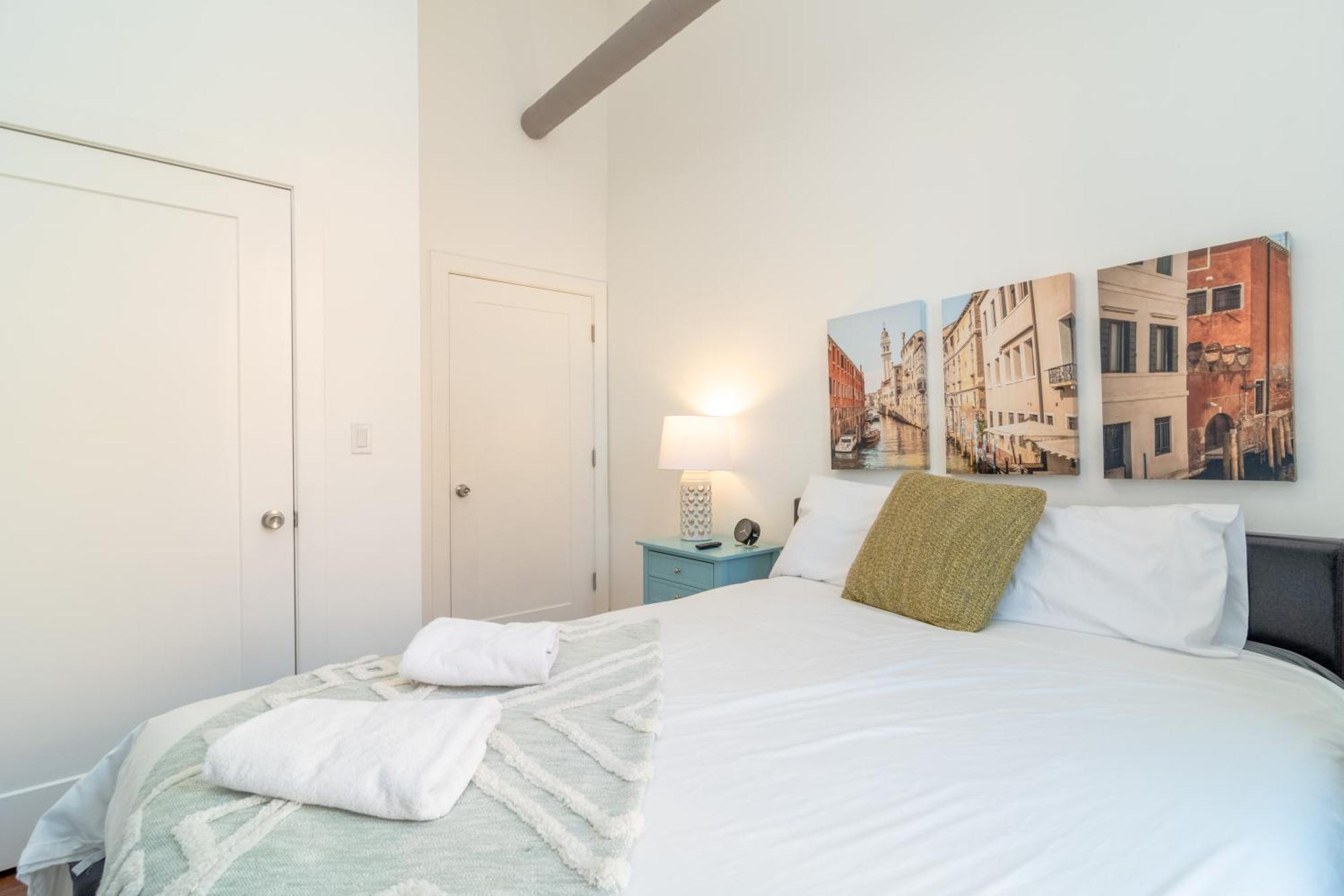 Apartment Mccormick Place 3br-2ba With Optional Parking - Sleeps 8