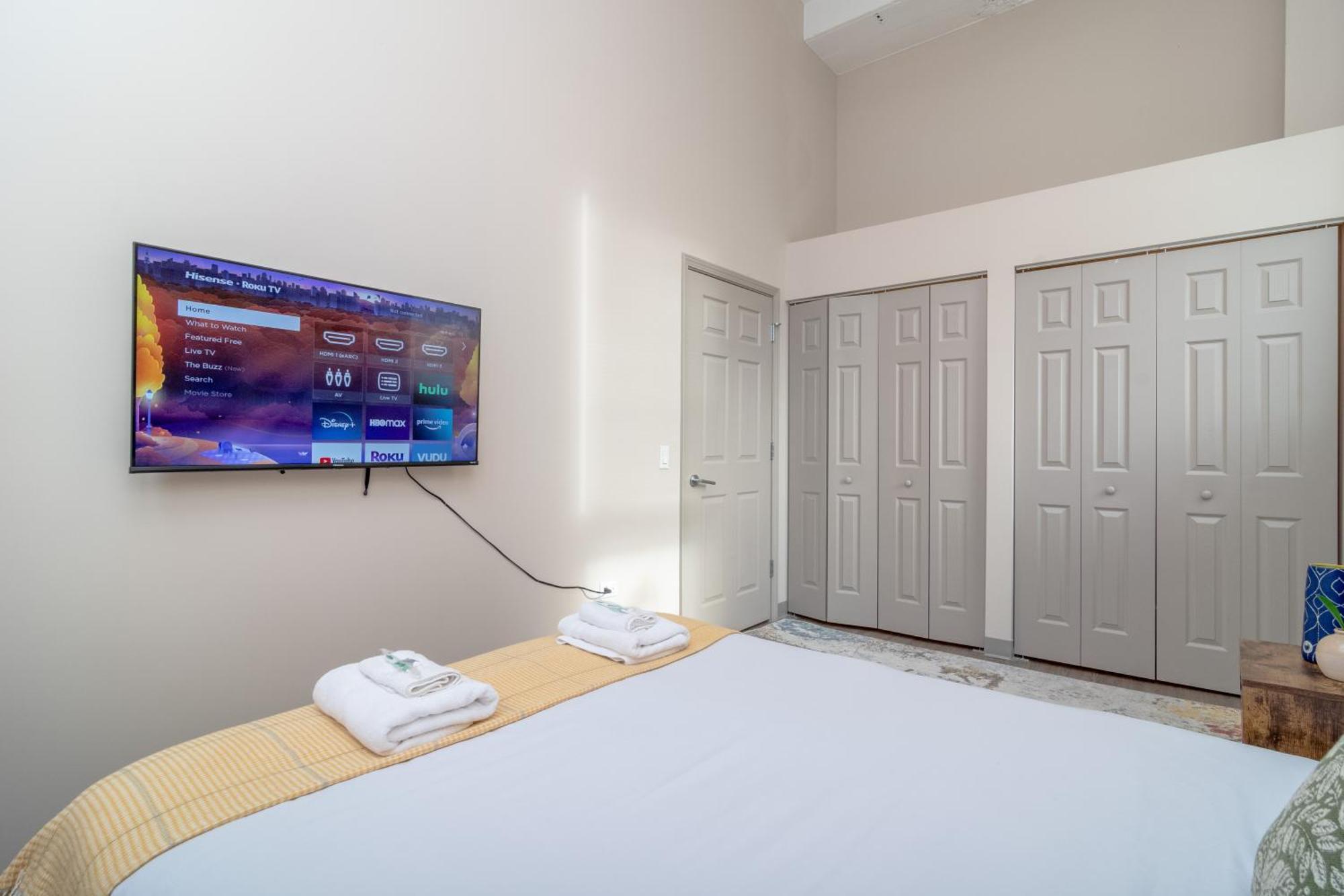 Mccormick Place Magnificent 2br-2ba With Optional Parking, Patio, Gym Access That Sleeps 6 Apartment Chicago
