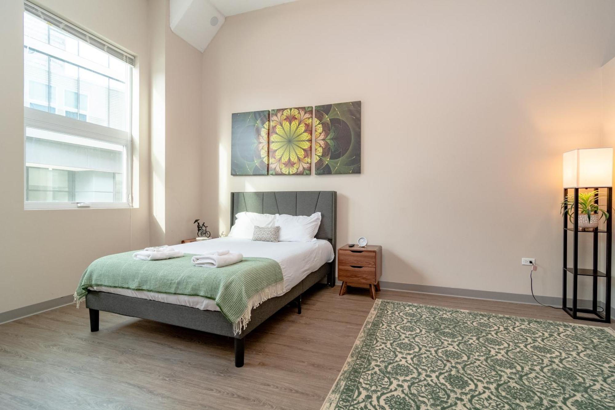 Mccormick Place Magnificent 2br-2ba With Optional Parking, Patio, Gym Access That Sleeps 6