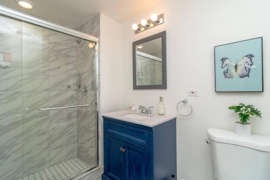 Mccormick Place Homie 3br And 2ba With Optional Parking For Up To 8 Guests Chicago