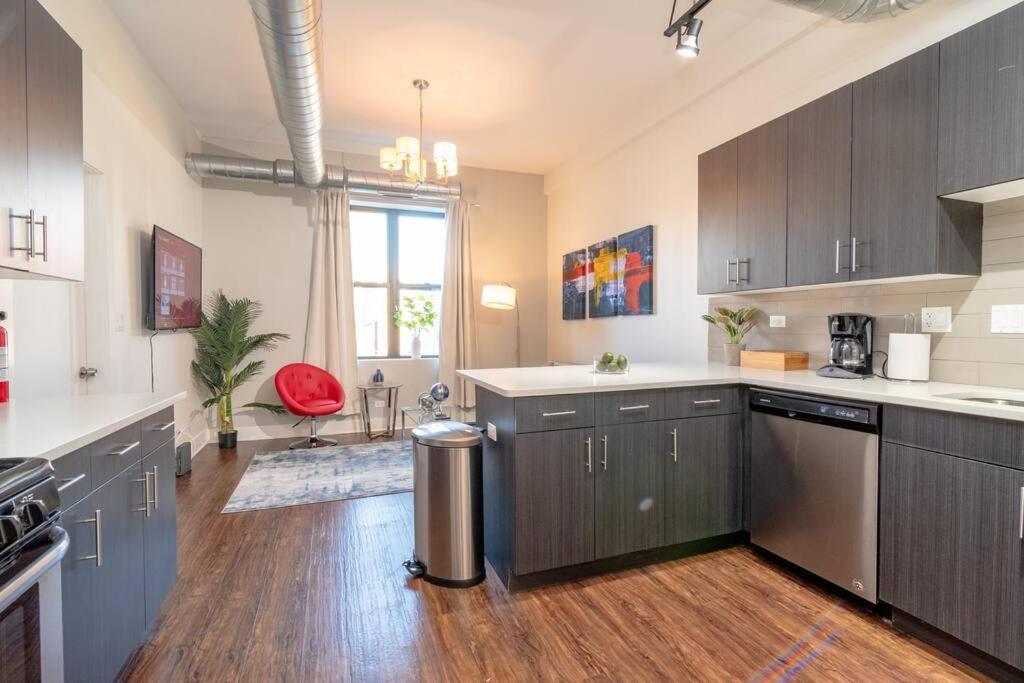 Mccormick Place Homie 3br And 2ba With Optional Parking For Up To 8 Guests Chicago