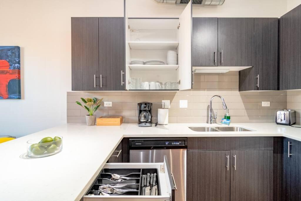 Mccormick Place Homie 3br And 2ba With Optional Parking For Up To 8 Guests