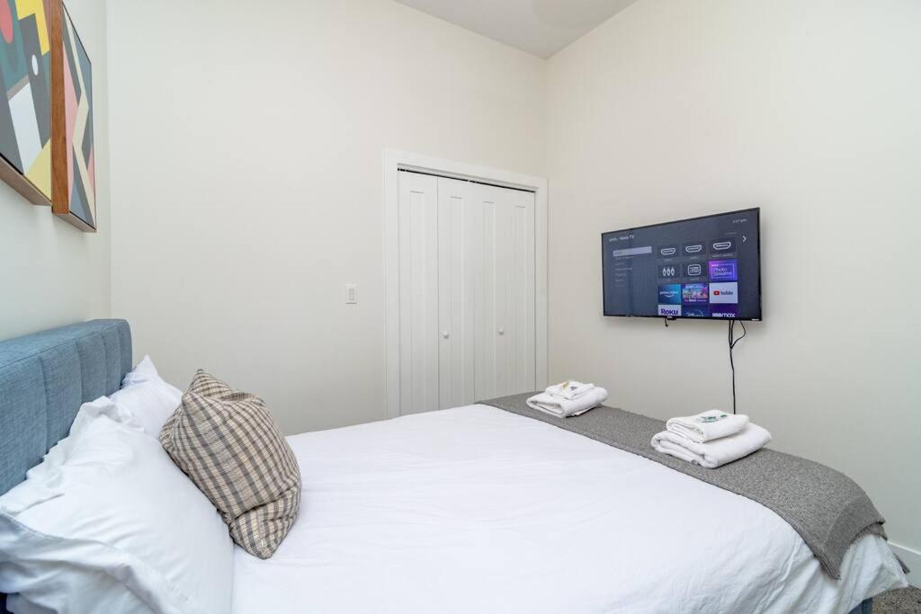Mccormick Place Homie 3br And 2ba With Optional Parking For Up To 8 Guests Apartamento *