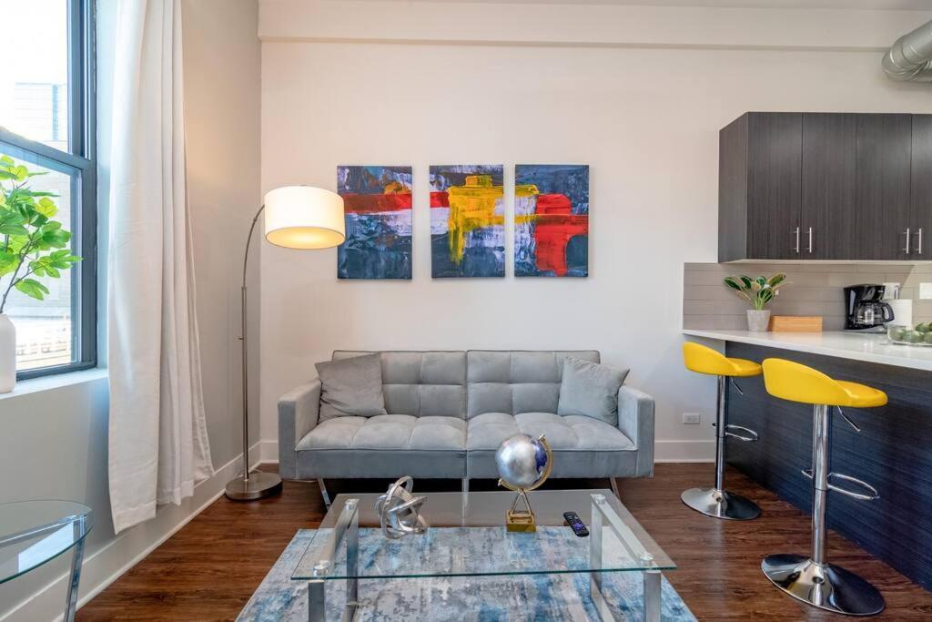Mccormick Place Homie 3br And 2ba With Optional Parking For Up To 8 Guests Chicago