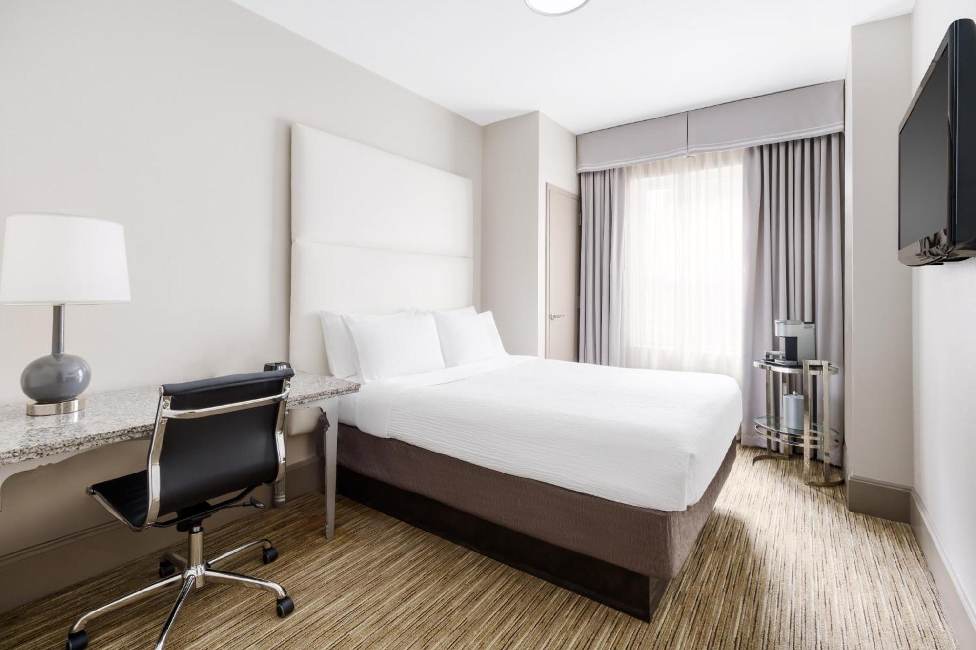 Hotel Express - Magnificent Mile By Ihg 3*