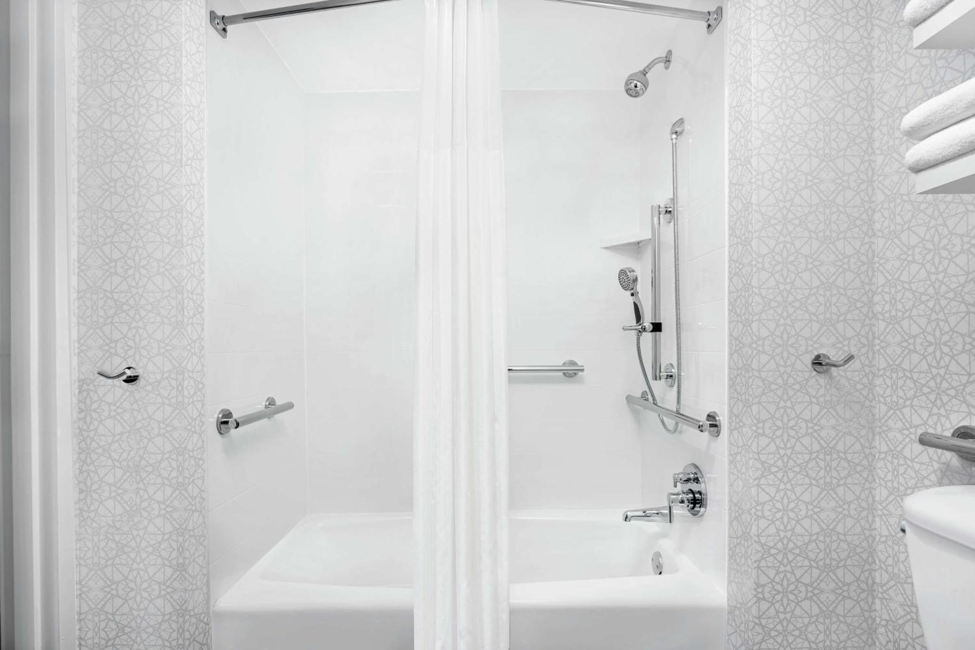 Hampton & Chicago-downtown 3*