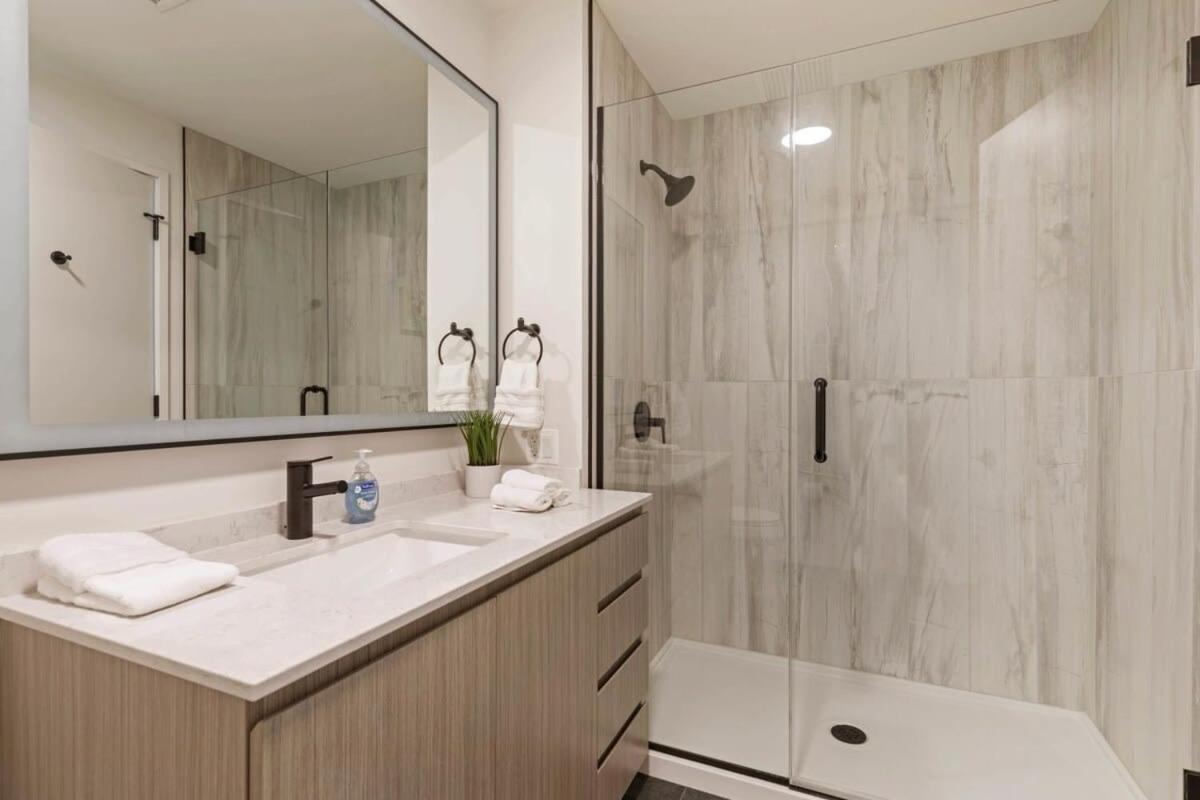 2br Chic New With Rooftop Pool & Gym *