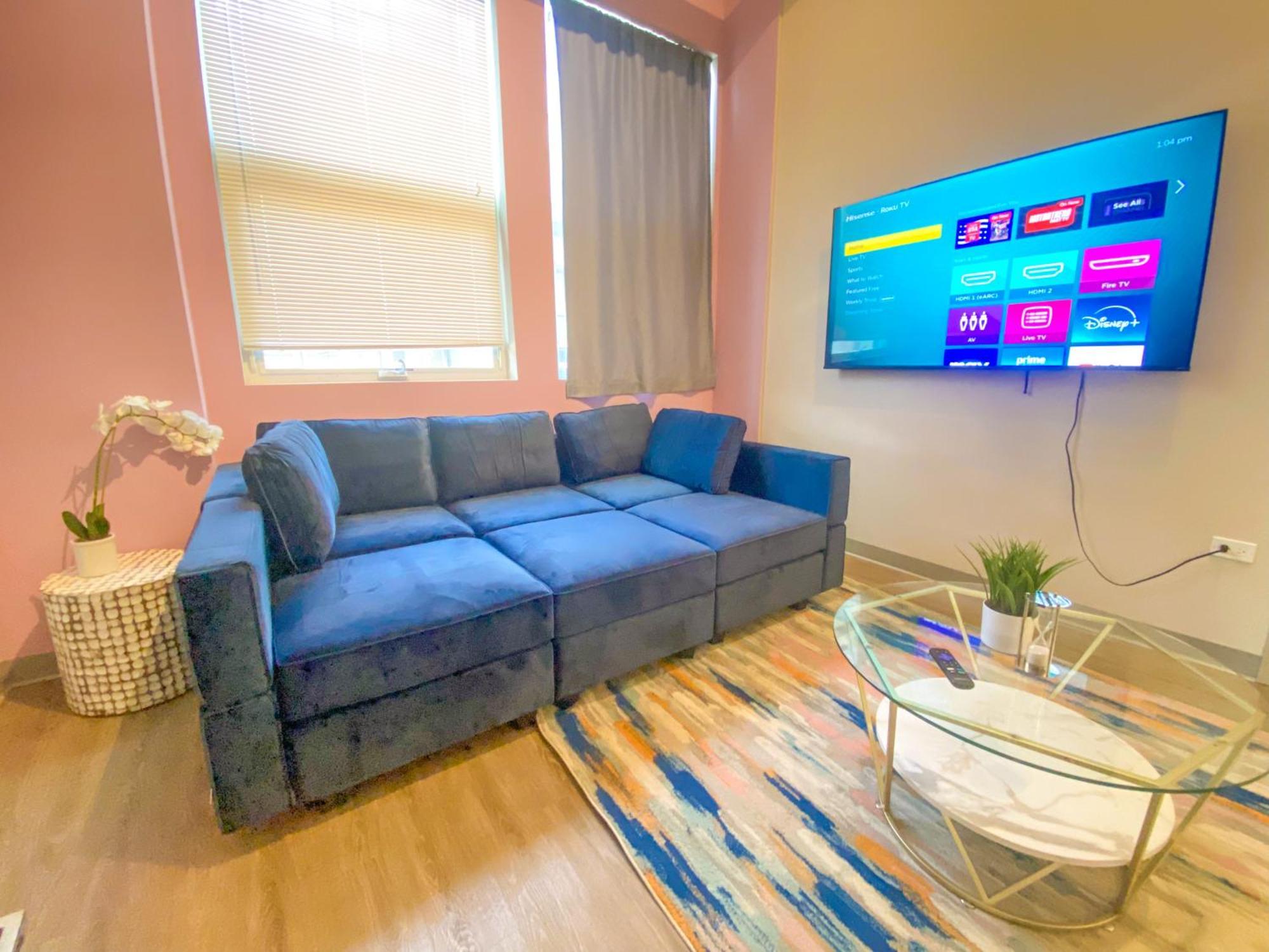 Mccormick Place Magnificent 2br-2ba With Optional Parking, Patio, Gym Access That Sleeps 6 * Chicago